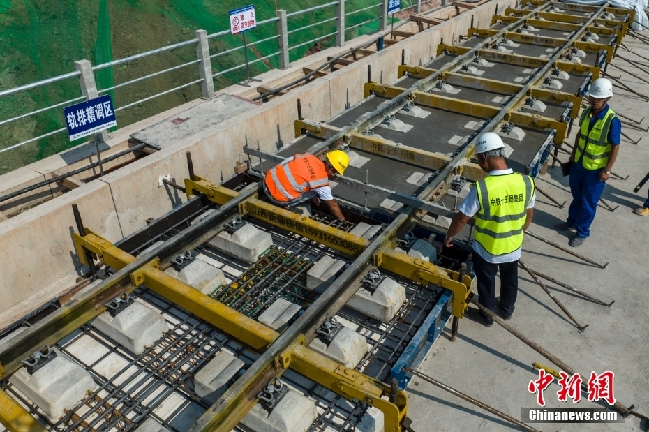 成自宜高铁首块无砟轨道道床板浇筑完成