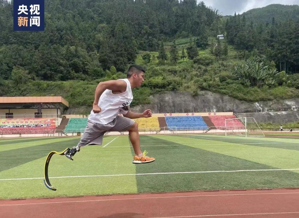 游泳跑步跳远独腿少年挥洒汗水追逐梦想