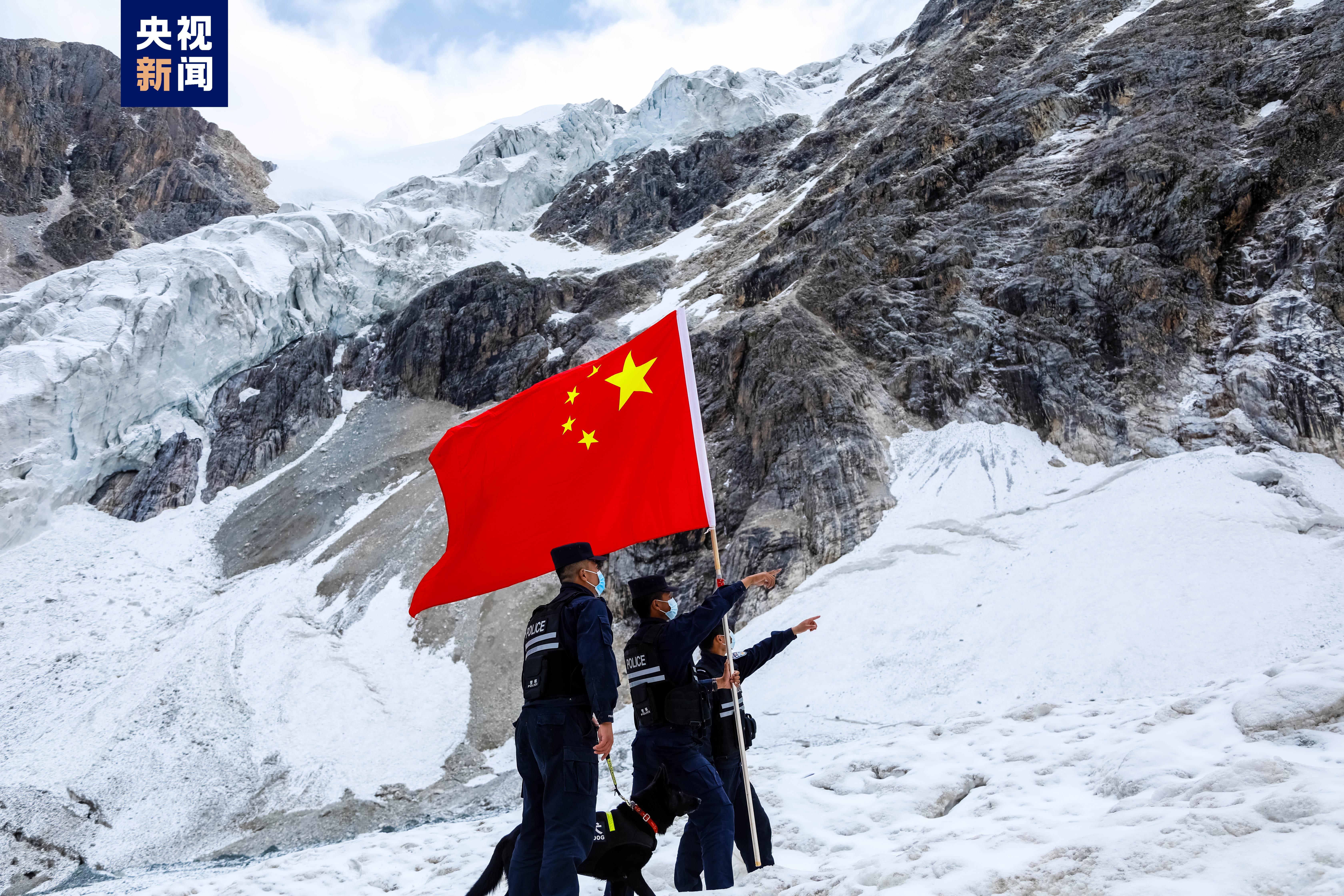 闯险峰蹚冰河向守护在边境一线的民警们致敬