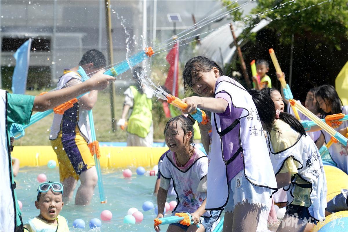 暑期来临,为充分引导儿童青少年掌握防溺水,落水自救等医疗知识,带领