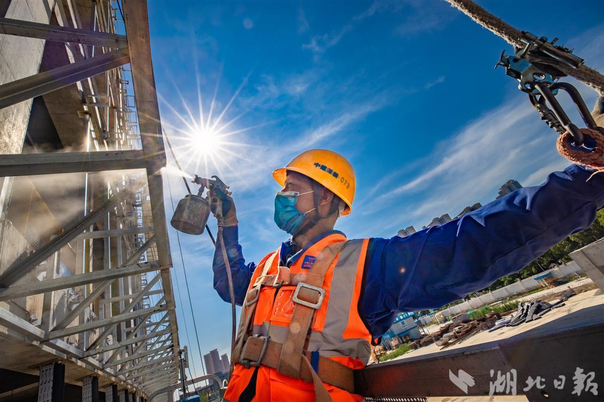 鏖战高温的城市建设者