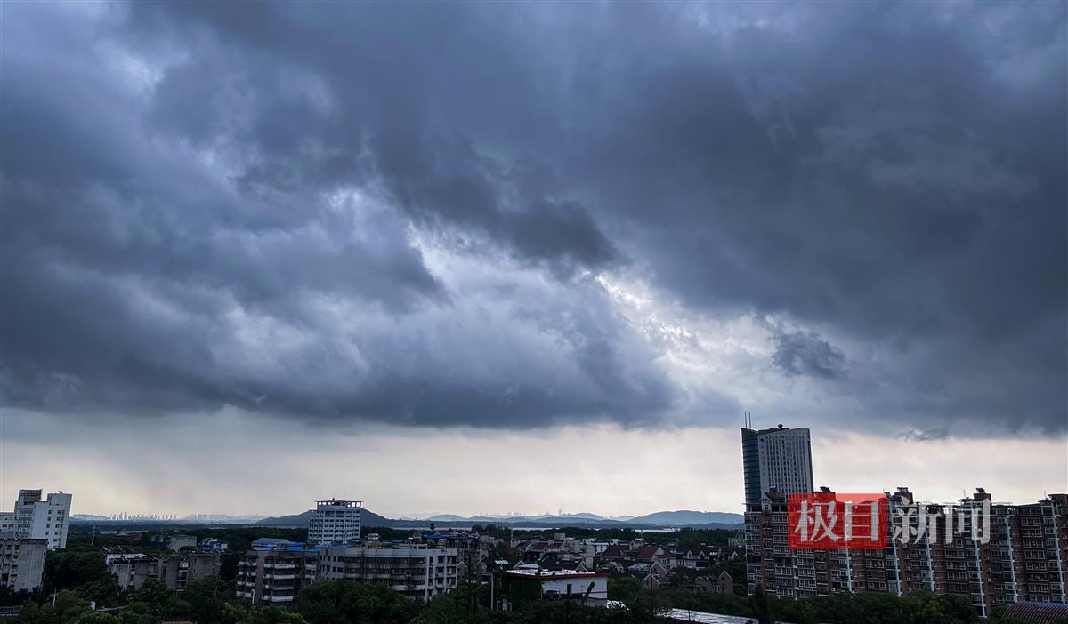 暴风雨来临前的景象图片