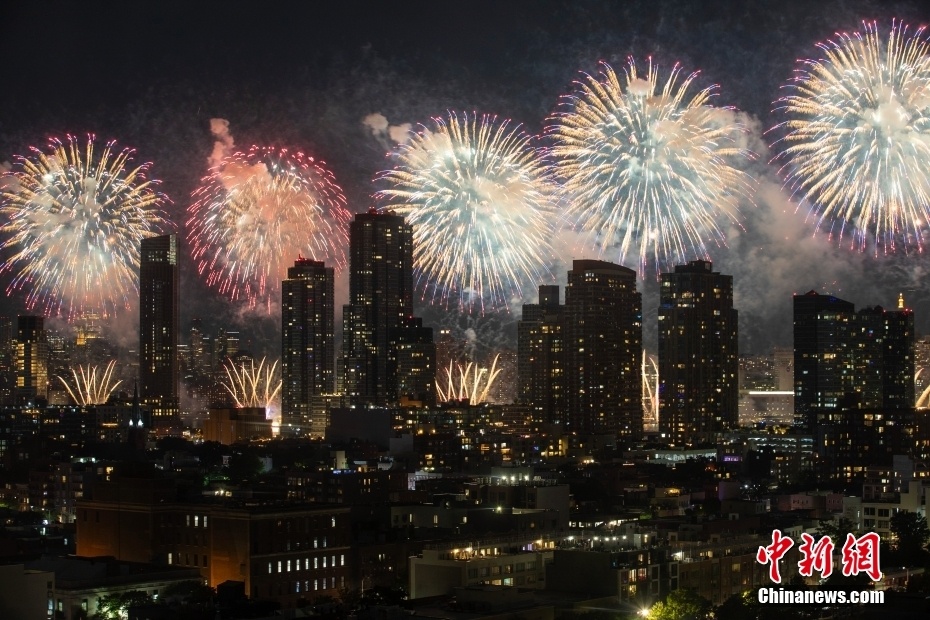 美国纽约上演大型焰火秀庆祝独立日