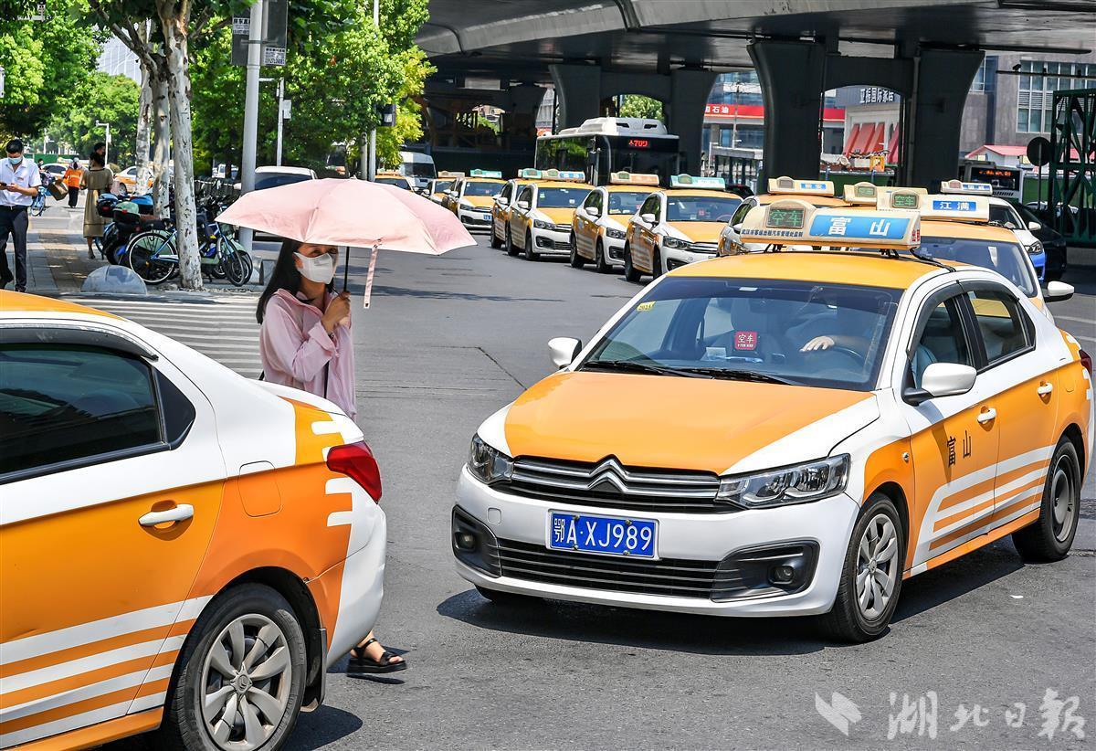 高溫武漢出租車加氣忙