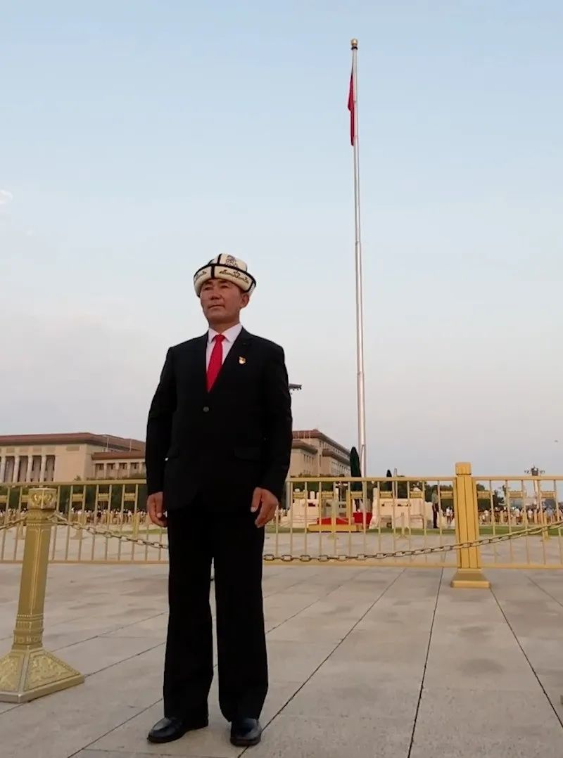 亮出党员徽章的牧民大叔圆梦了