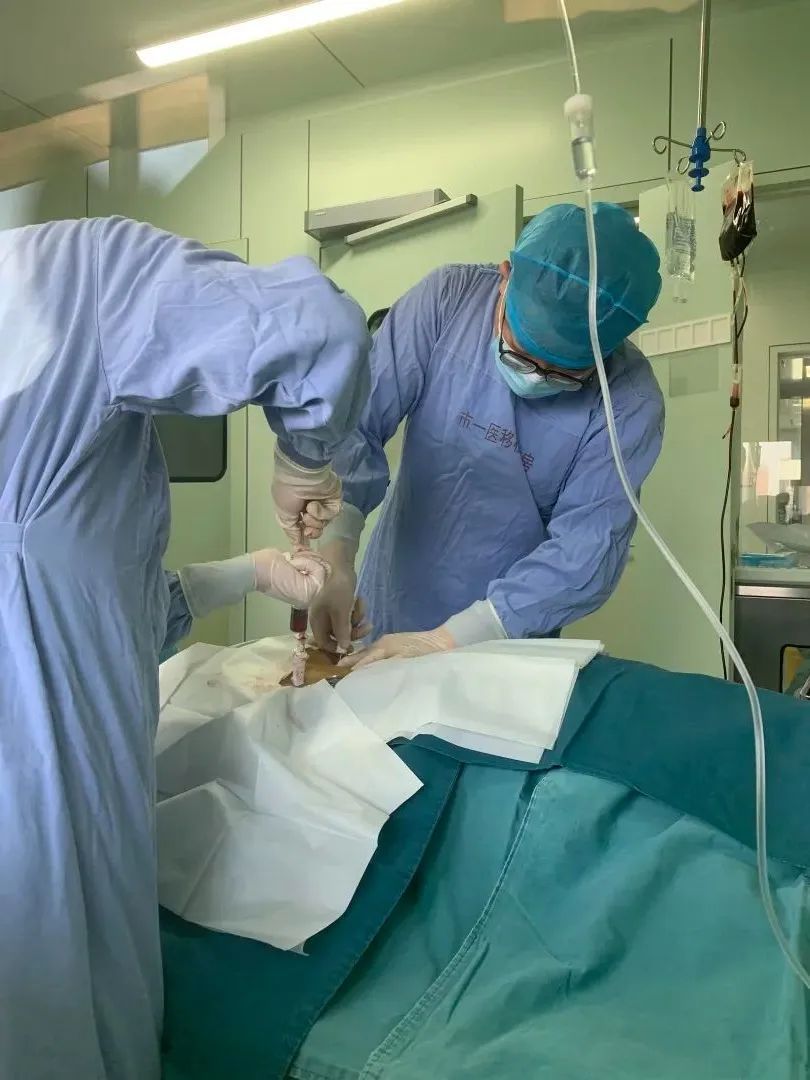 医生正在给翁方蕾抽取骨髓液.