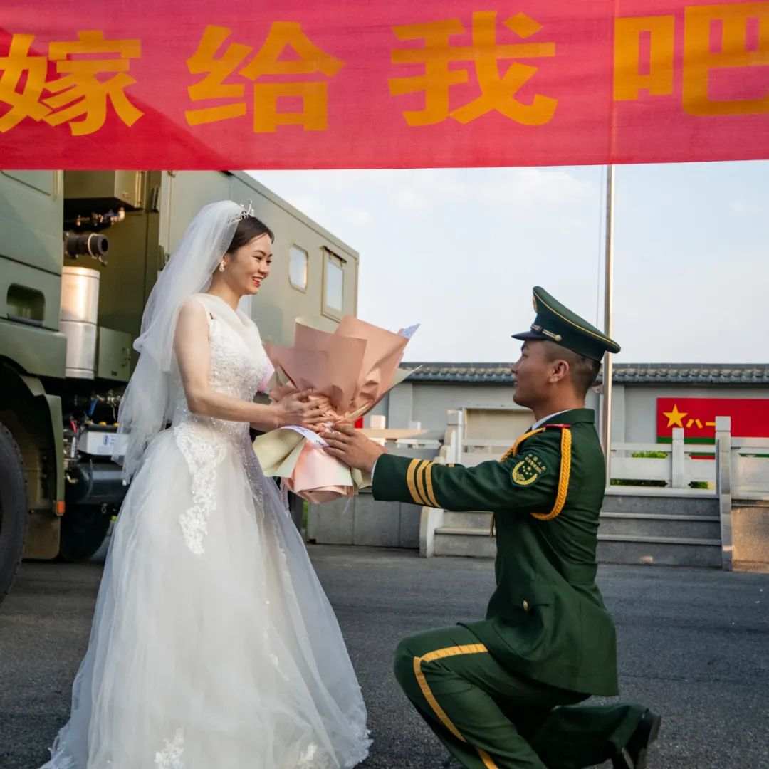 向新娘求婚新娘因感动落泪婚礼现场,发表感言临近退伍,战友们了解到