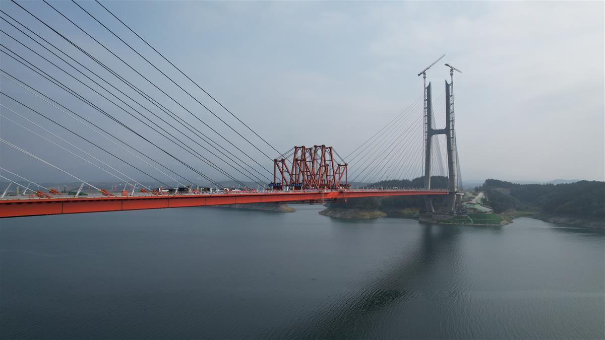 十淅高速湖北段丹江口水库特大桥全线贯通