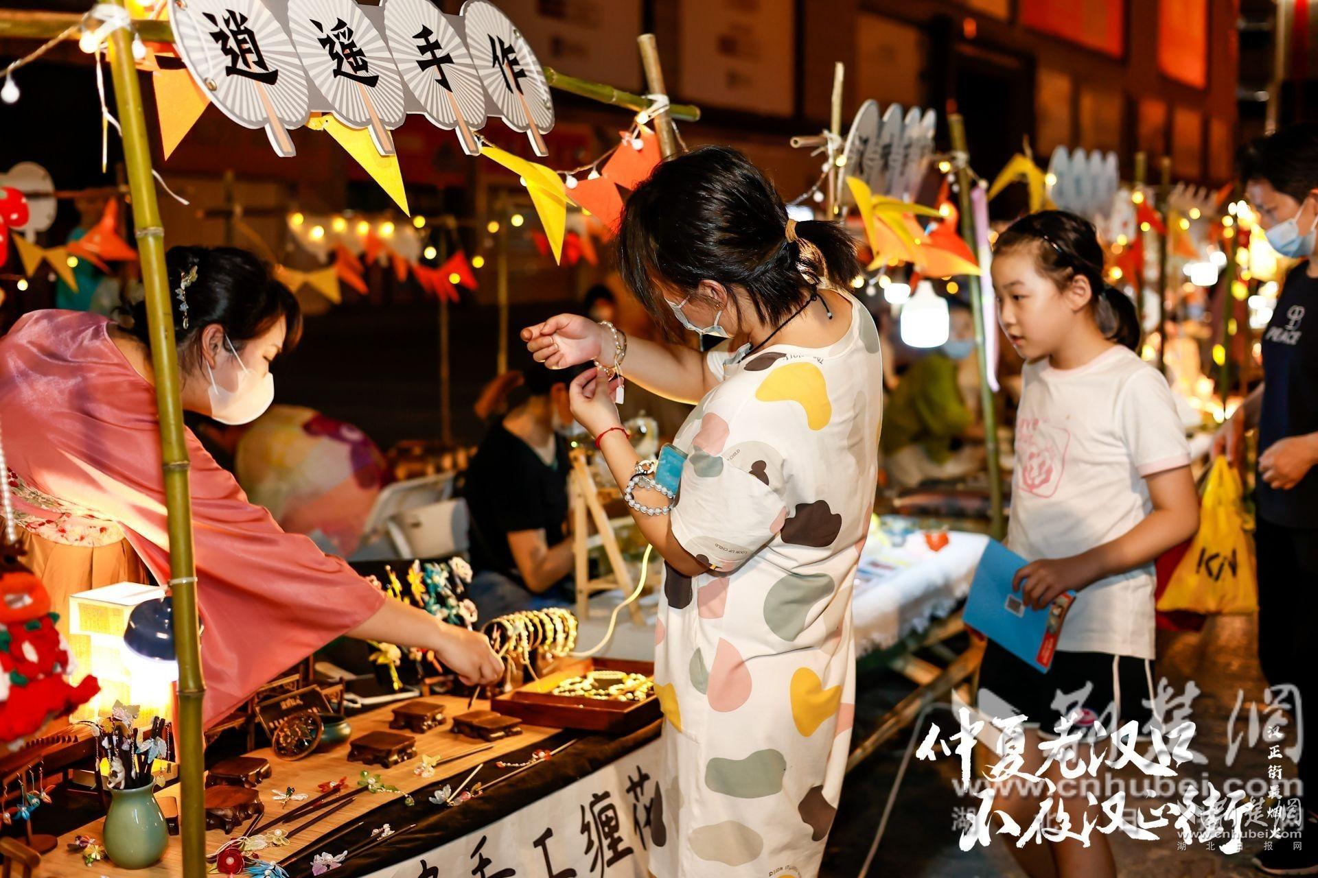 不夜汉正街车尾市集人气爆棚