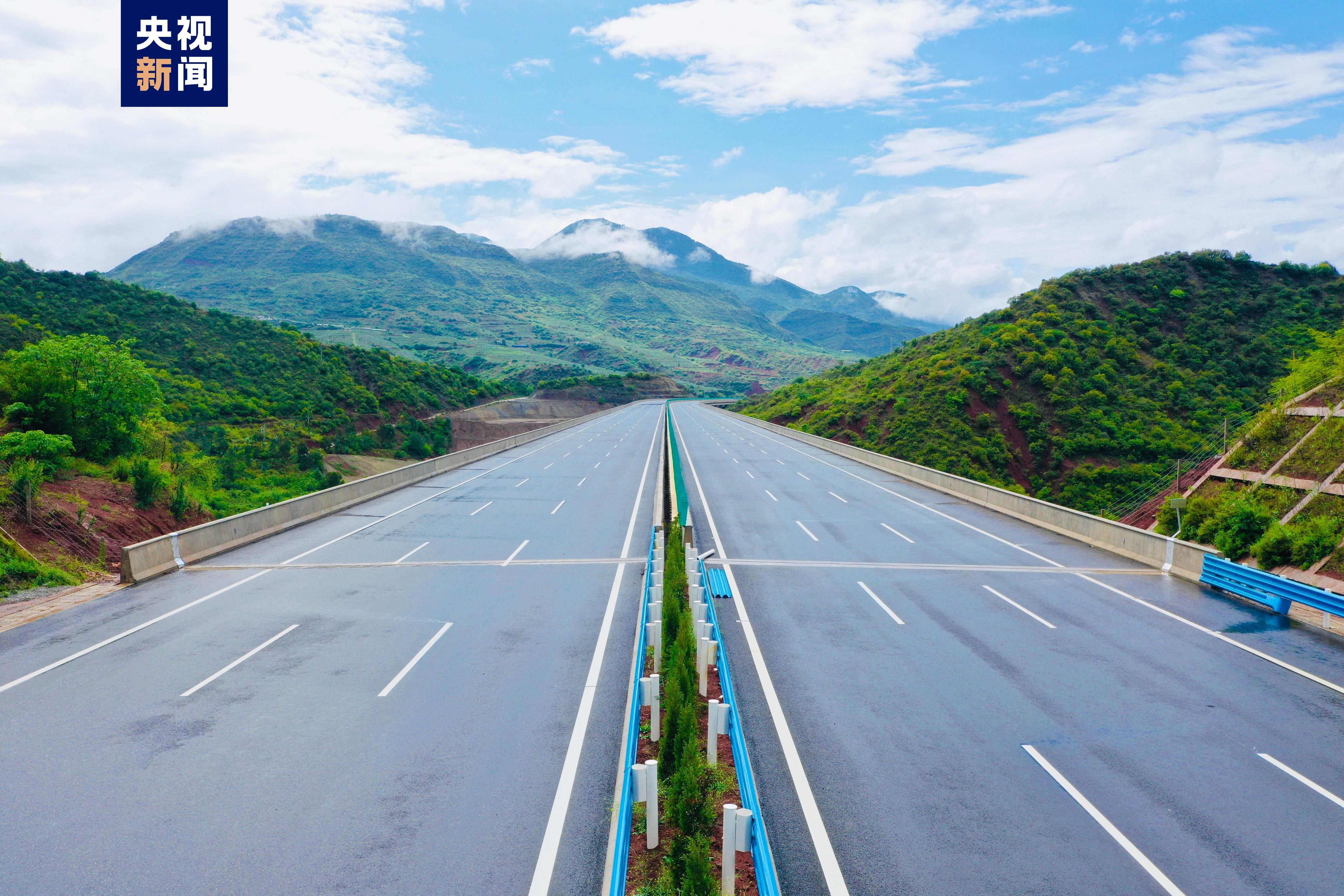 玉楚高速公路与昆明至磨憨国家高速公路,杭州至瑞丽国家高速公路连通