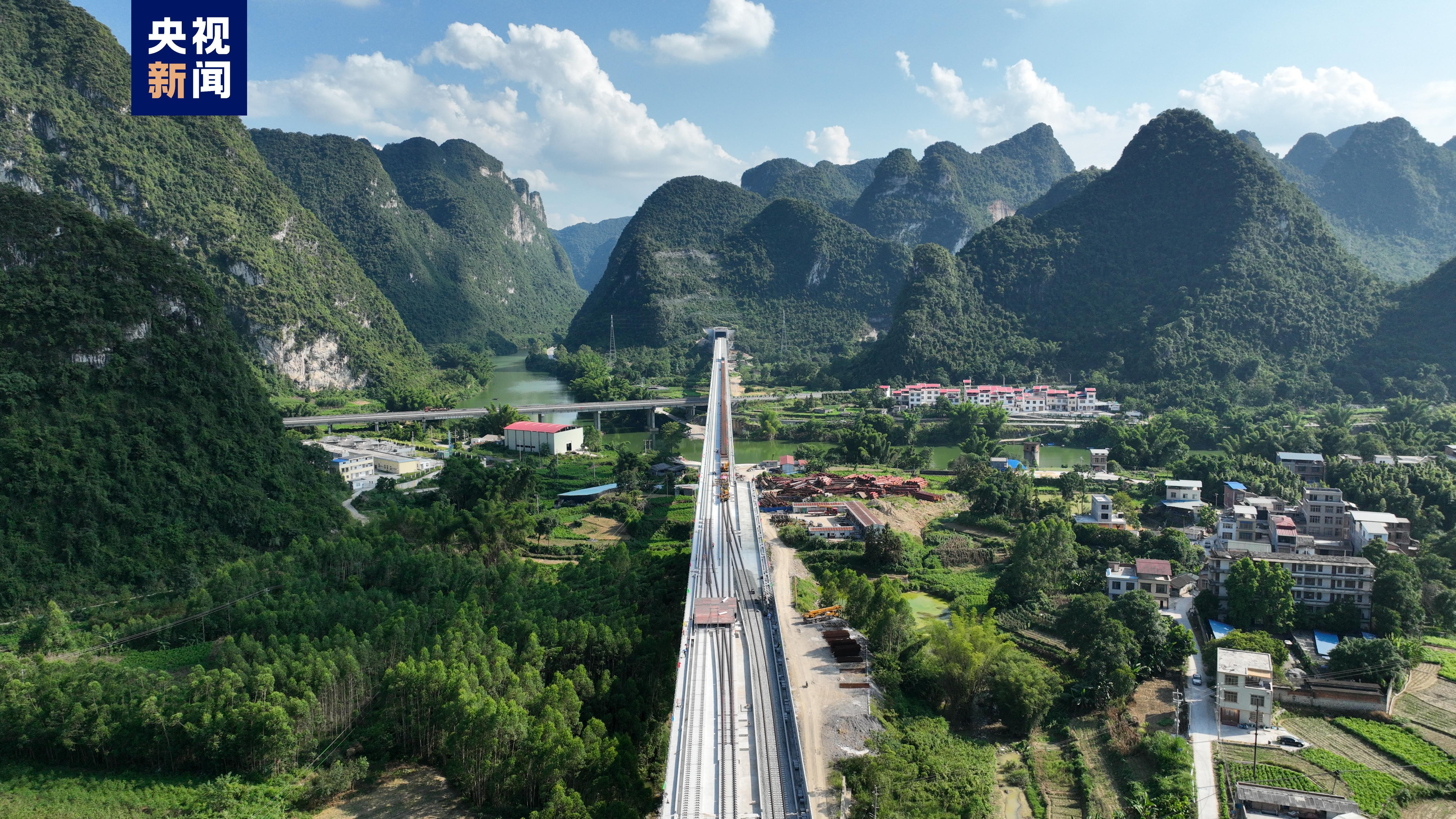 為確保貴南高鐵廣西段鋪軌施工質量和效率,雲桂鐵路廣西公司和中鐵