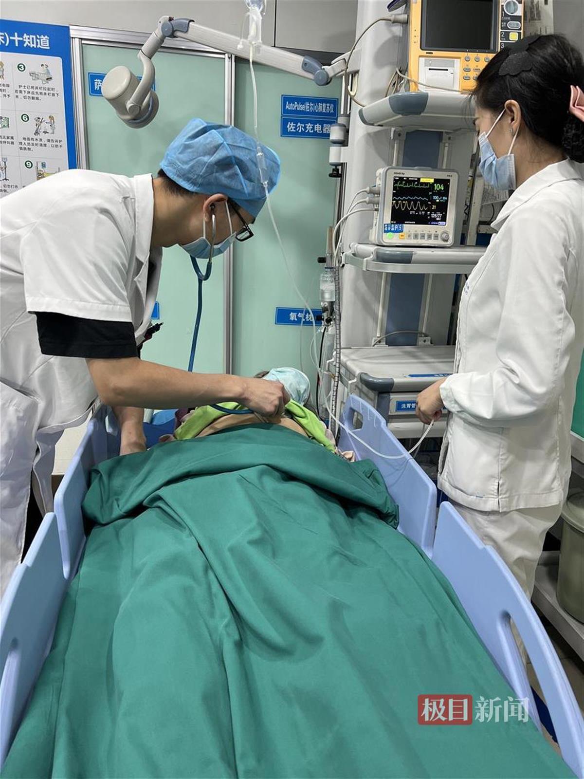 93岁老人突发脑梗,十堰急救医生肩背患者与时间赛跑