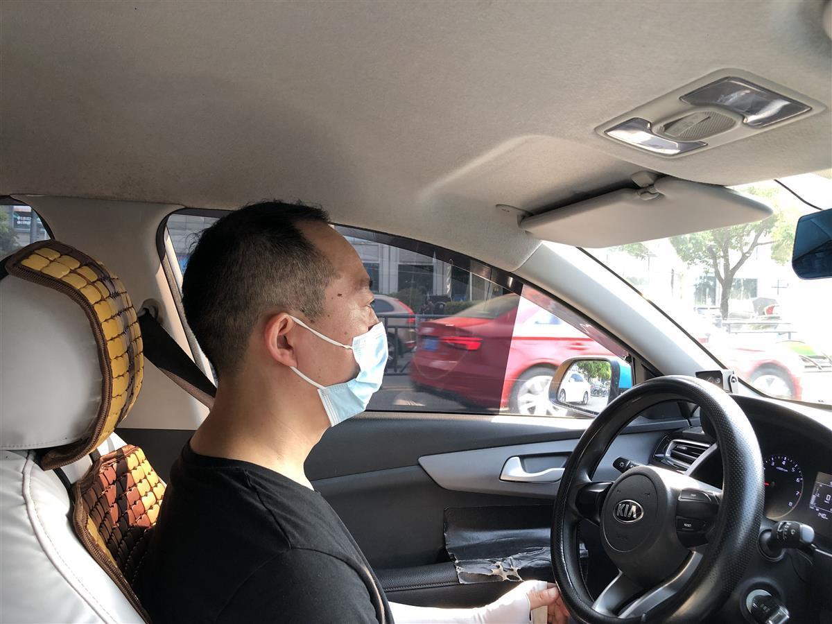 宜昌交警体验出租车司机,一小时挣了45元