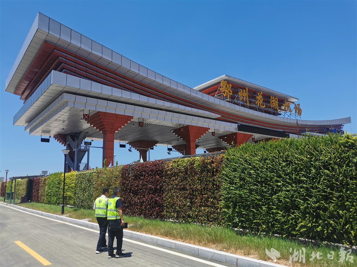 "从武黄高速陈桥互通转入鄂州花湖机场高速公路,抬头看向情报板,司机