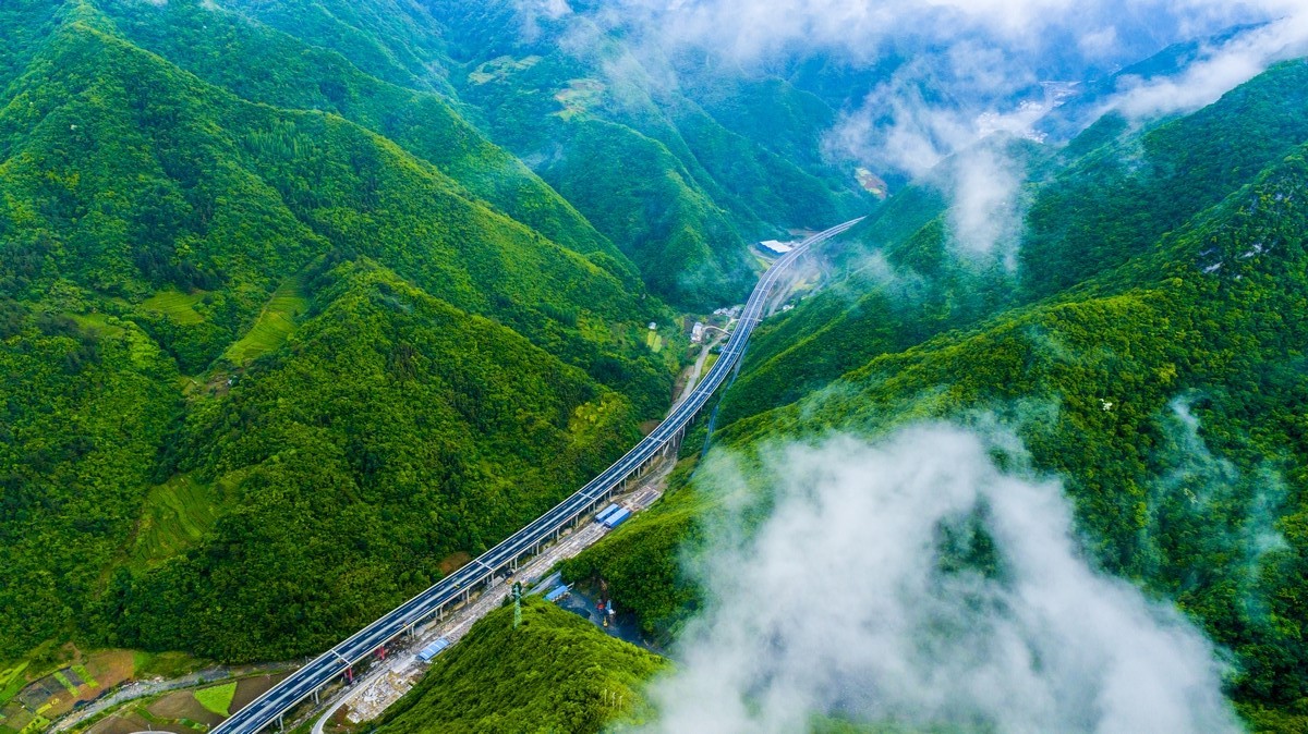 随着宜巴,谷竹,保宜,郧十等8条高速先后通车,纵横交错的高速网密布