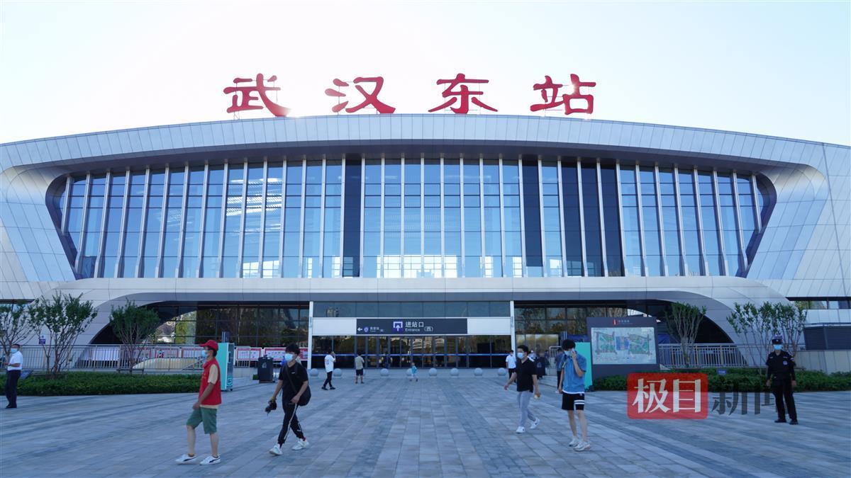 首班车上,近140名旅客从武汉东站上车.