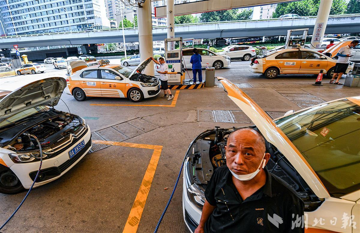 高溫武漢出租車加氣忙