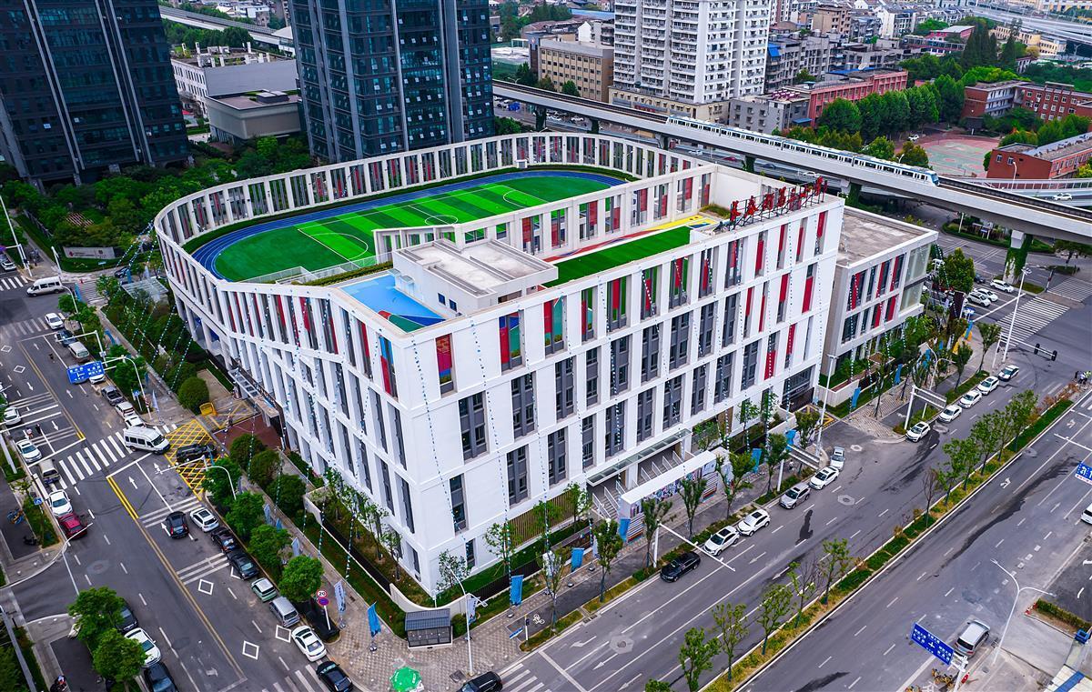 8月16日,位于武汉汉口滨江商务区的长春街第三小学已交付,保洁员正忙