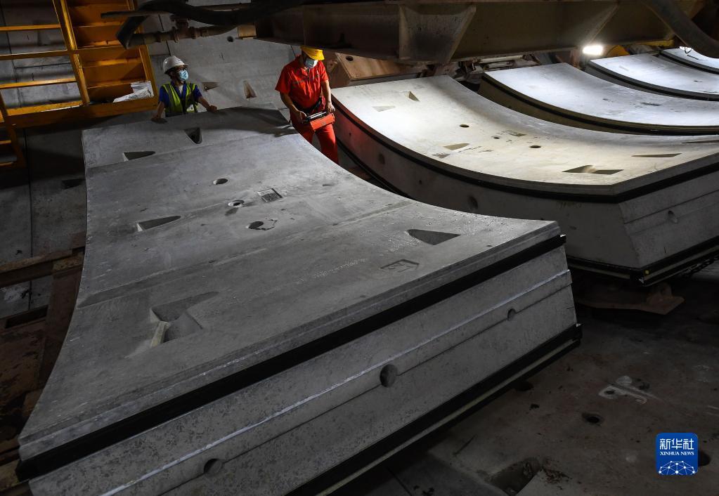 网>新闻频道>图片8月10日,施工人员在深江铁路珠江口隧道操作运输管片