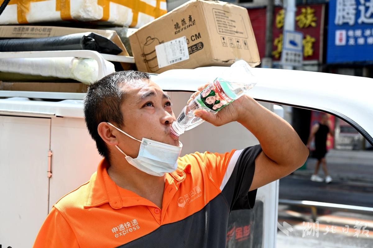 建始快递小哥烈日下的赶路人