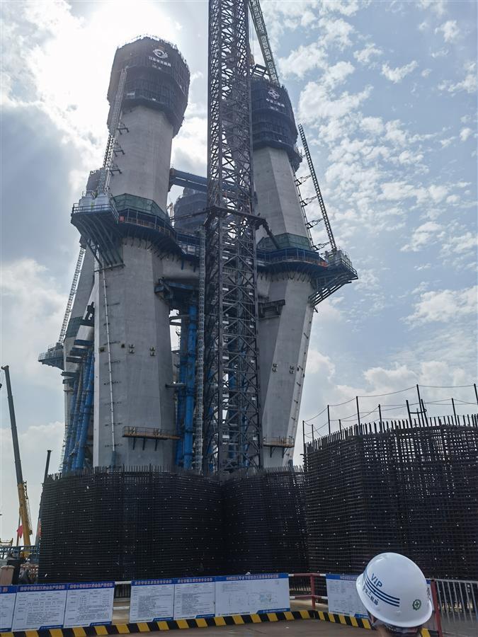 机器人焊接钢筋智能液压爬模混凝土云工厂常泰长江大桥上的二航智造