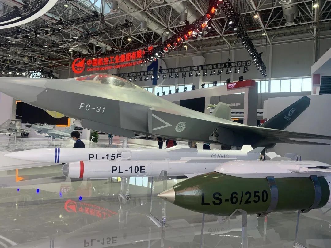 在2021年中国航展上航空工业自主研制的pl-15e空空导弹pl-10e空空导弹