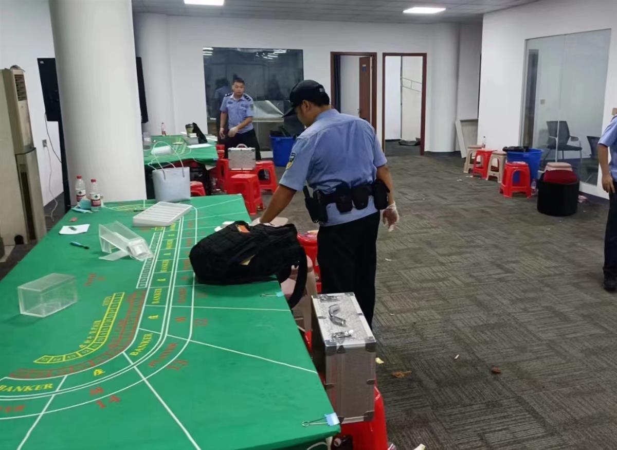 在辖区某工业园一废弃厂房办公楼内,有人正在以"百家乐"形式聚众赌博