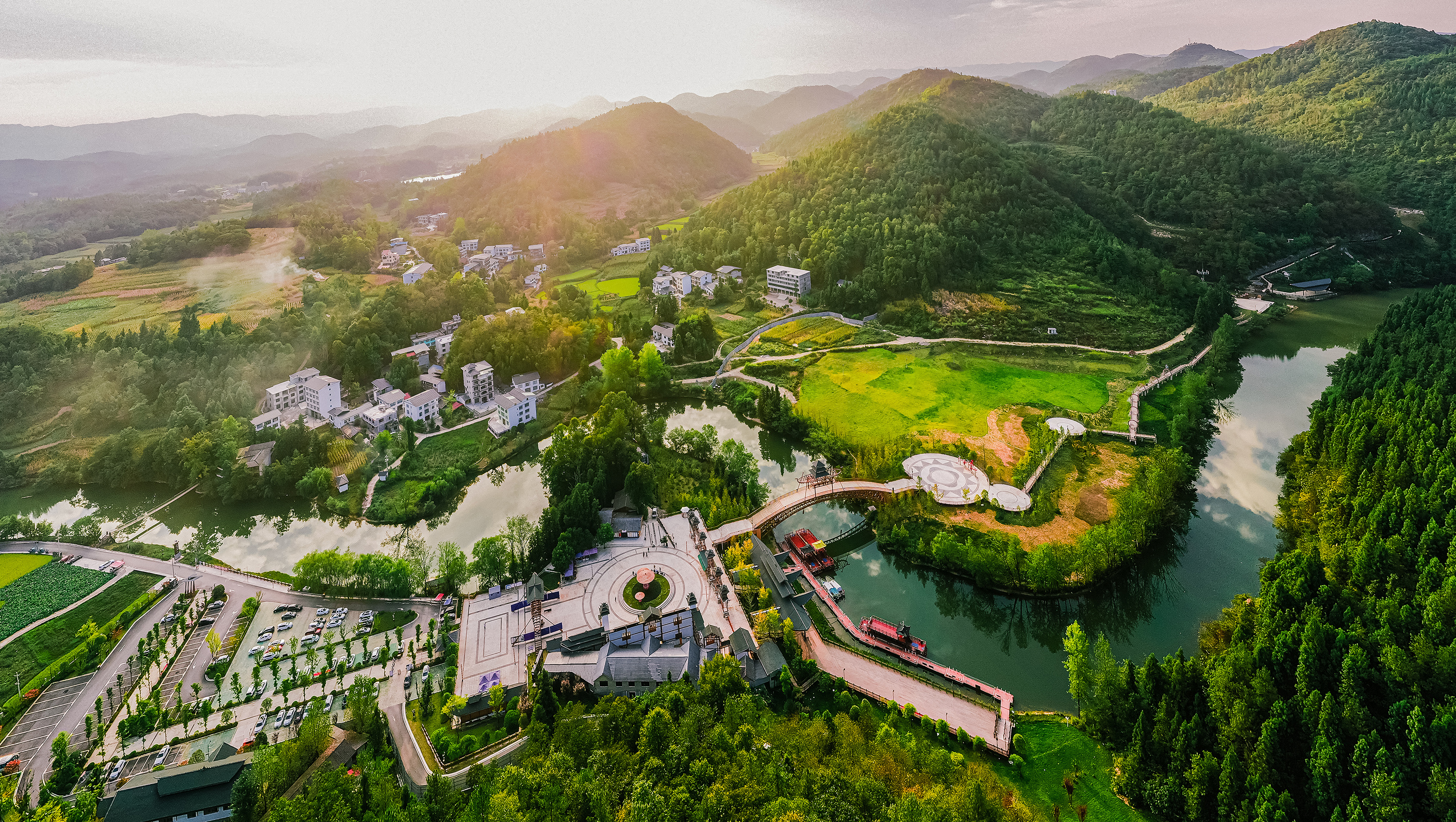 龙船水乡景区位于利川市凉雾乡,这里有山,有水,有溶洞,洞内有游船.