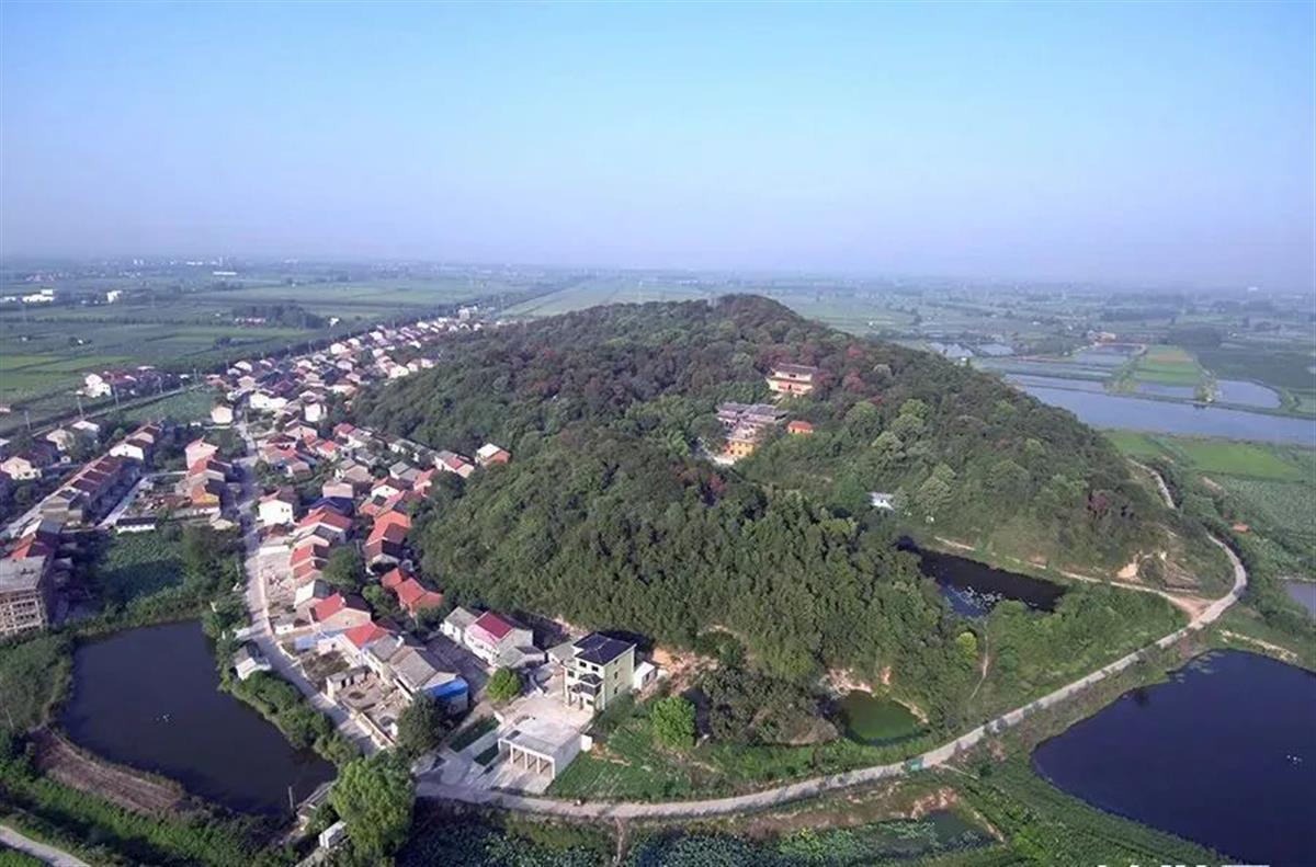 鄂州市鄂城区长港镇峒山村鸟瞰图极目新闻记者获悉,2013年以来,峒山村