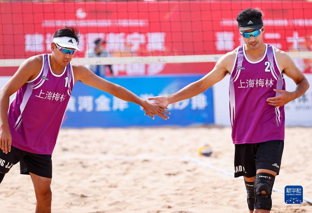 沙滩排球全国巡回赛宁夏吴忠站男子小组赛上海一队选手洪佳骏高鹏以2