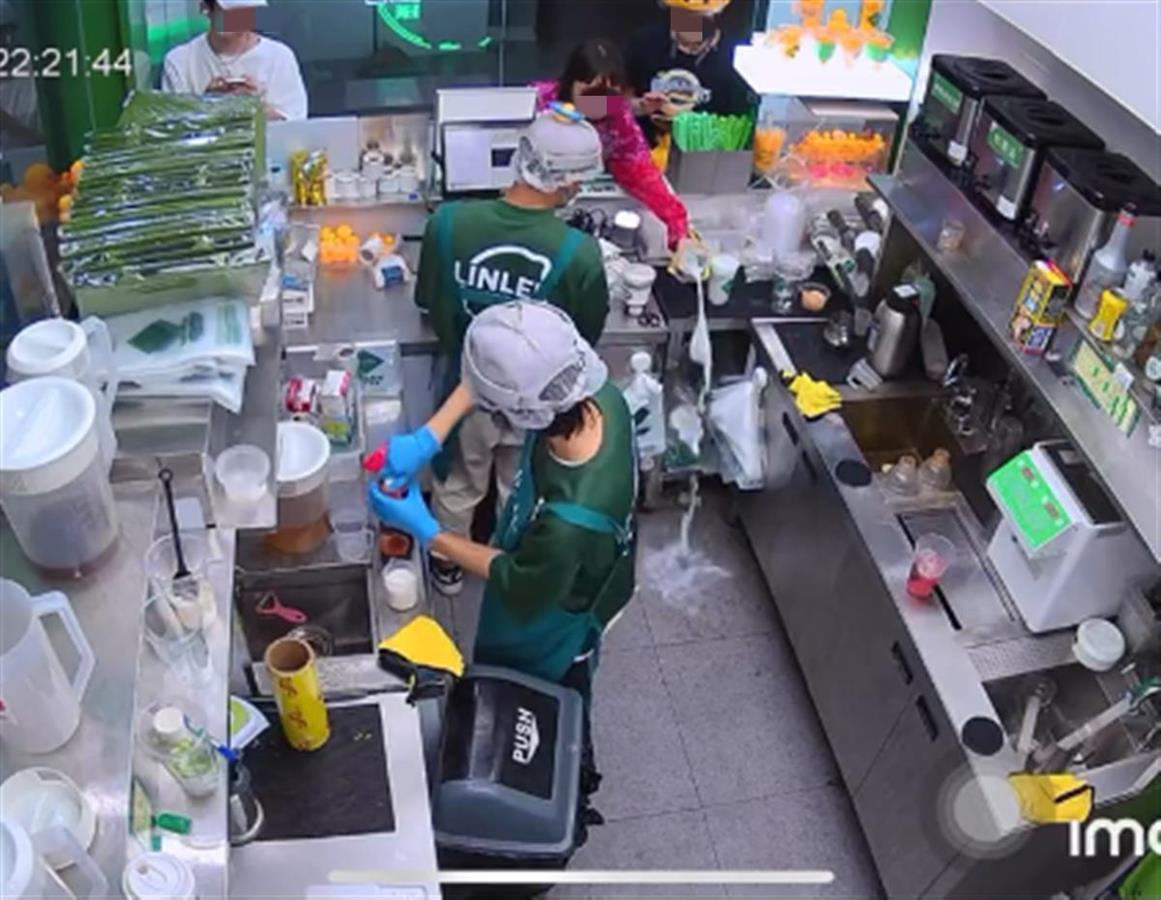 未按要求去冰,女顾客将奶茶泼在茶饮店内,客服:去冰会影响口感-荆楚网-湖北日报网