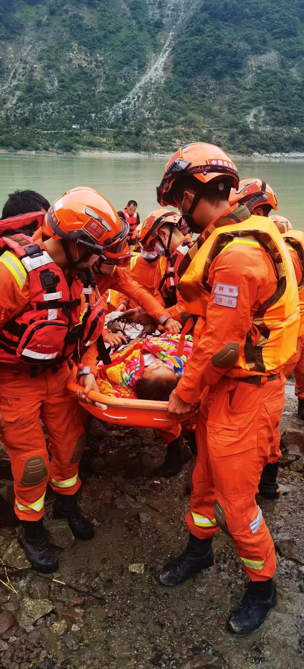 泸定地震山体滑坡造成堰塞湖森林消防用皮艇救出重伤员