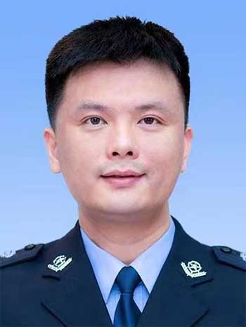 【人物简介】 张国伟,男,37岁,现任北京市公安局法制总队信访支队综合