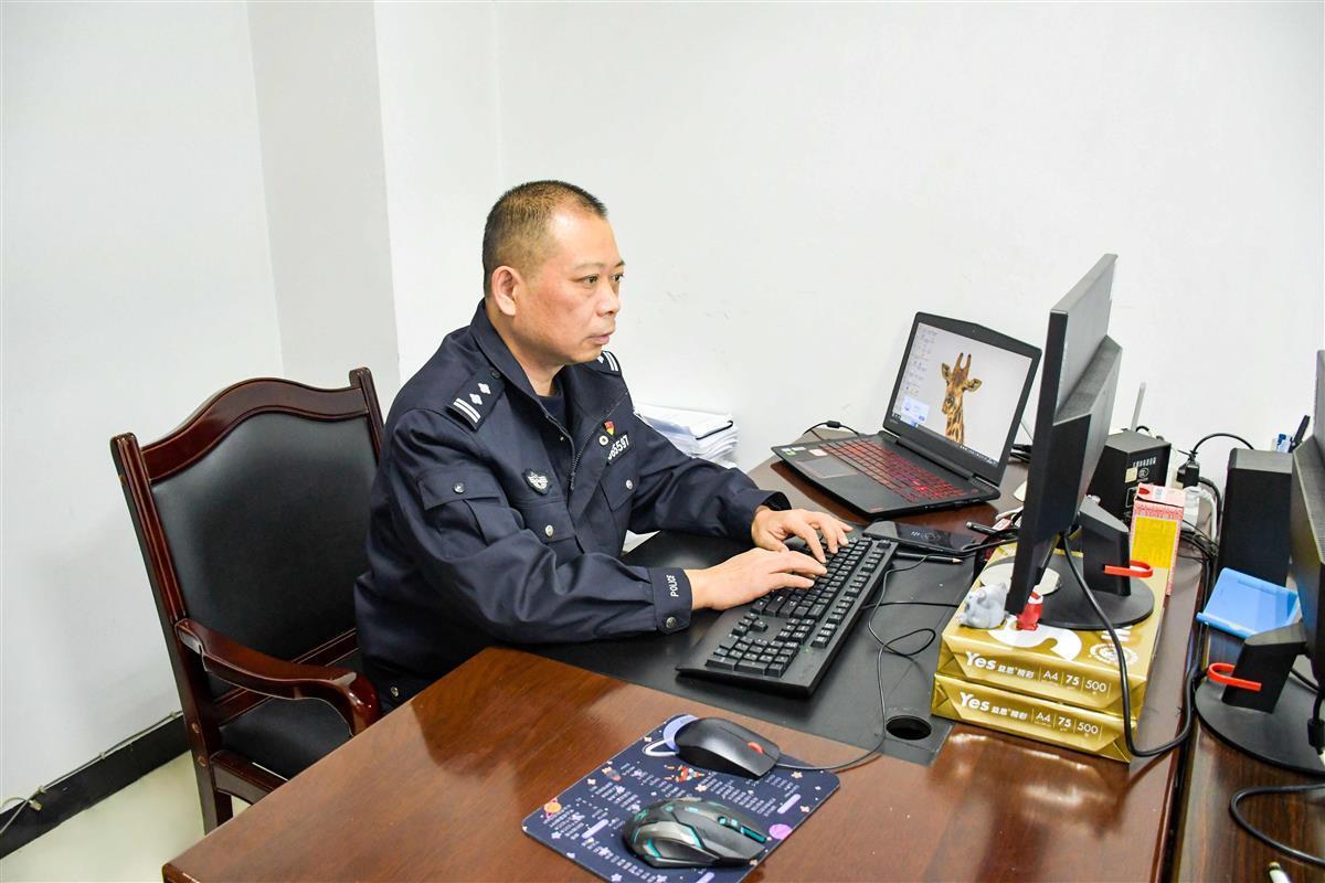 湖北省襄阳市保康县公安局指挥中心二级技术主管毛彩路,就是这样的"