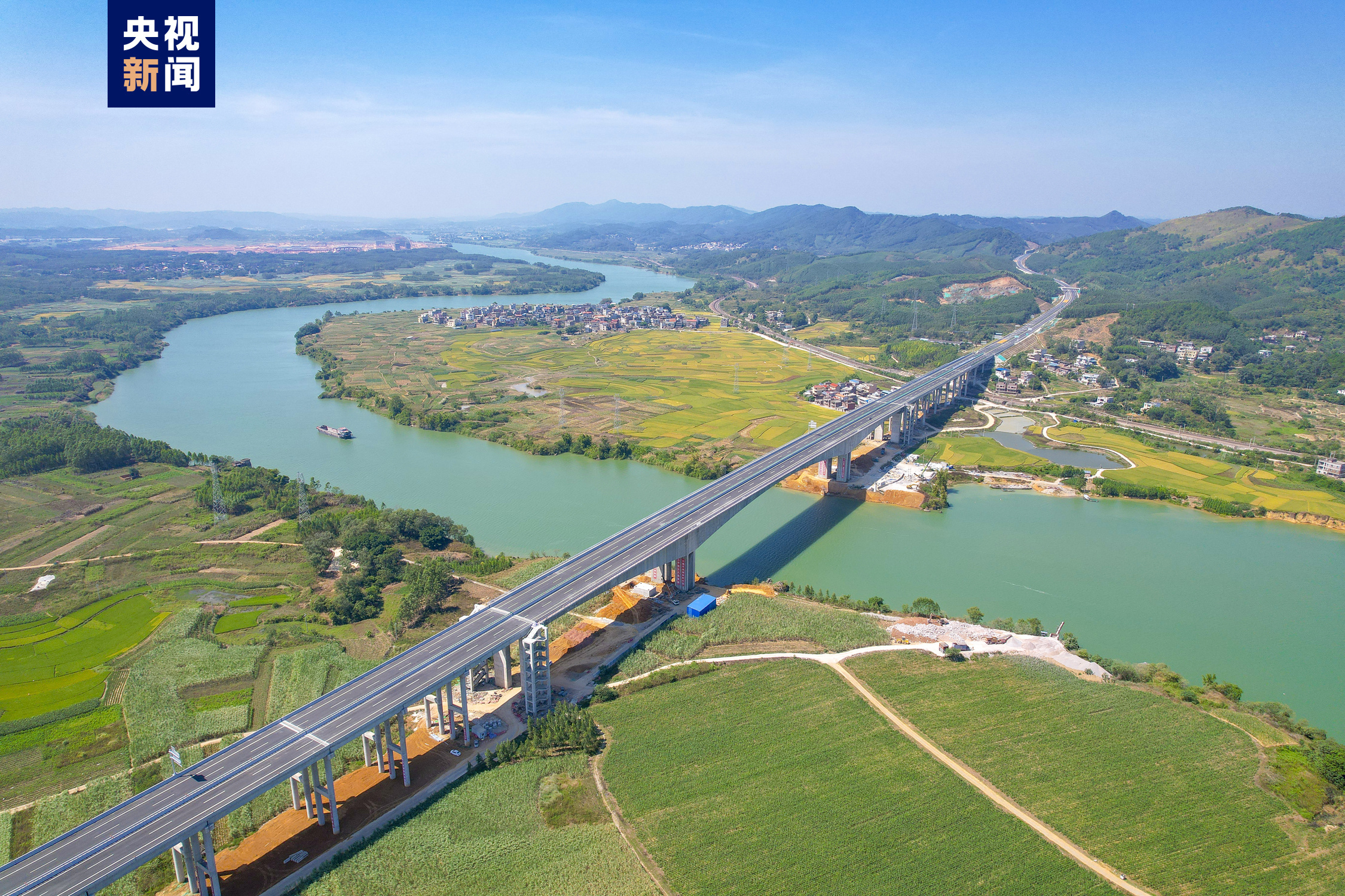 项目起于六景西枢纽互通,经南宁市青秀区伶俐镇,宾阳县陈平镇,宾州镇