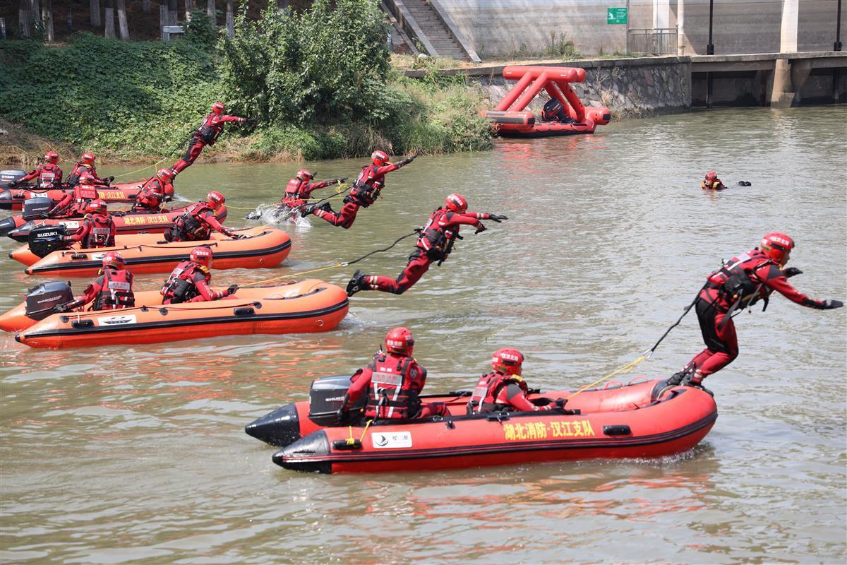 此次培训聘请了专业教练团队,并根据汉江消防水域救援专业队的现有