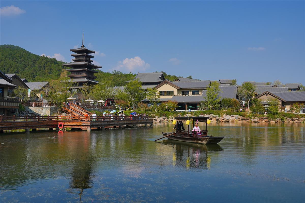 处处都见黄梅戏国庆长假迎客来黄冈问梅村一步一景皆具东方神韵