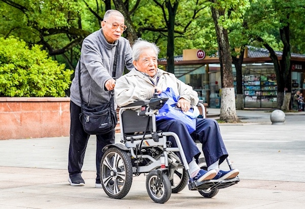 连续4年相约周末公园散步生活中相互扶持相互帮助两位耄耋老人结成