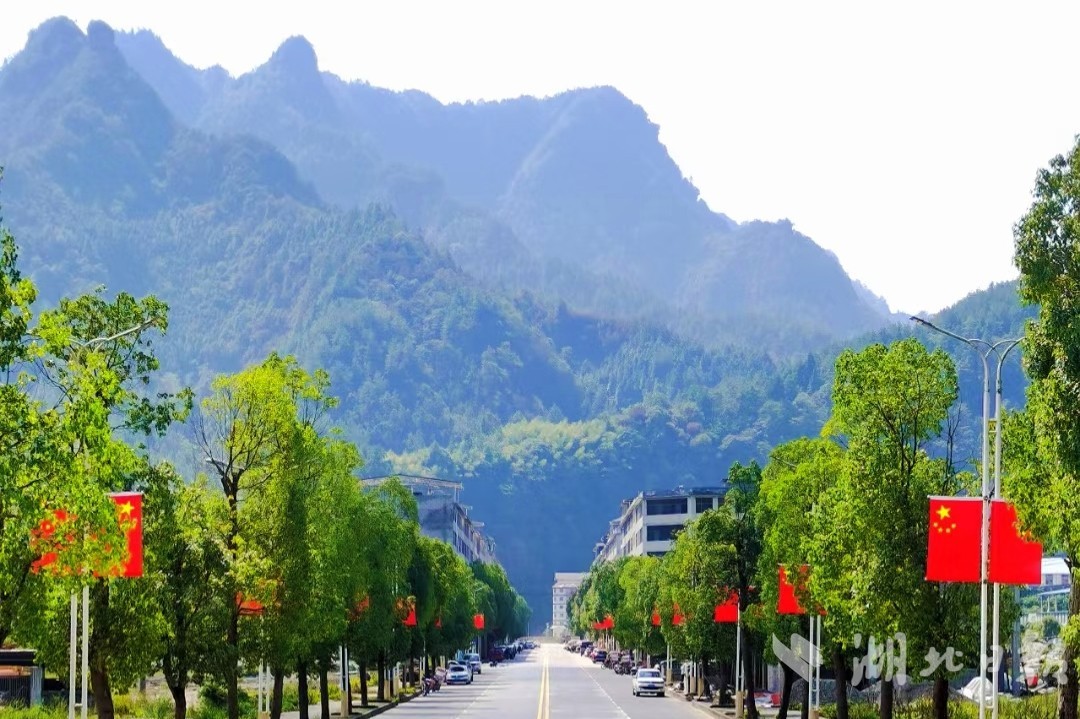 咸丰县小村乡满乡中国红欢度国庆节