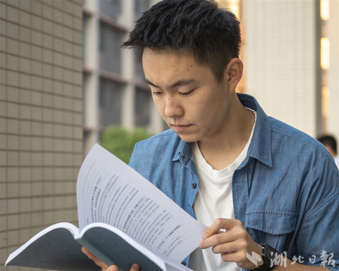 退伍后,谢昊男在武汉文理学院连续三年担任新生军训教官.