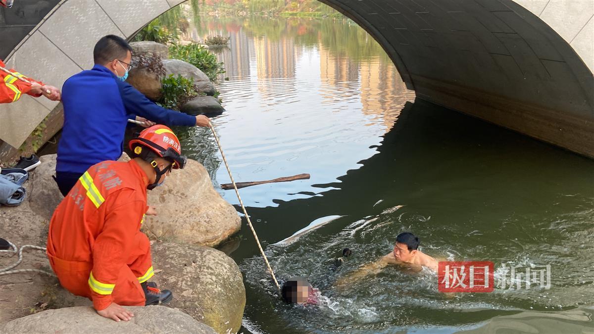 危急时刻 男子纵身跳湖托举溺水孩子