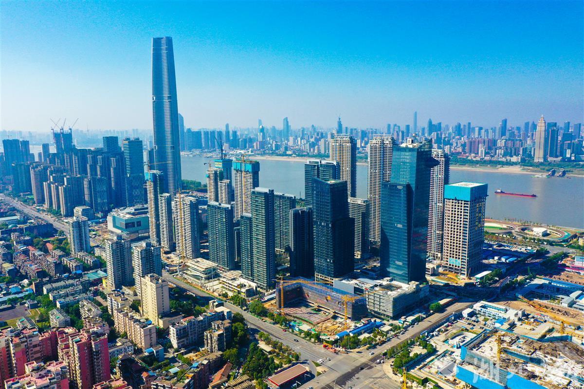 11月2日,武汉市武昌滨江商务区核心区加紧建设中.