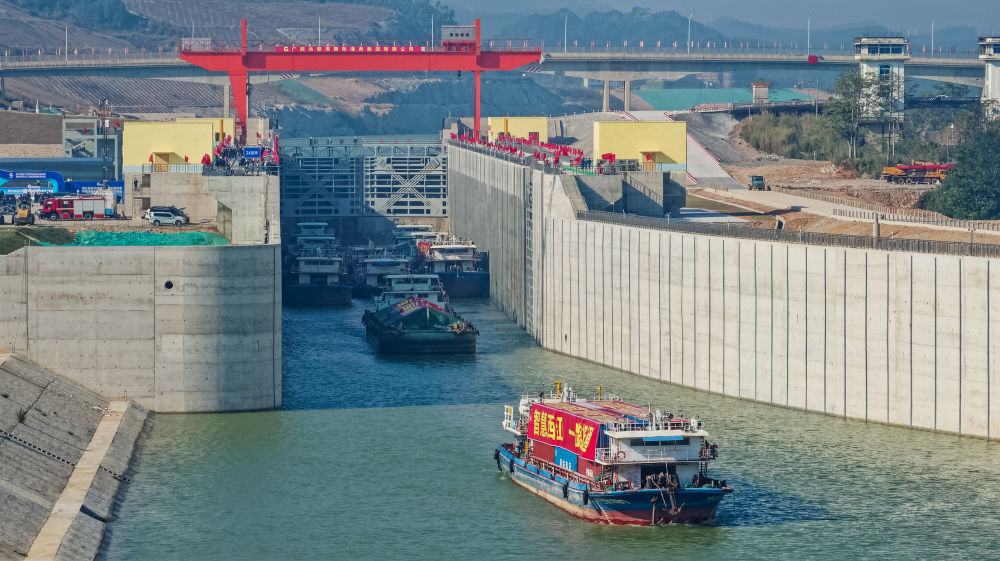西江航运干线双线船闸全面贯通