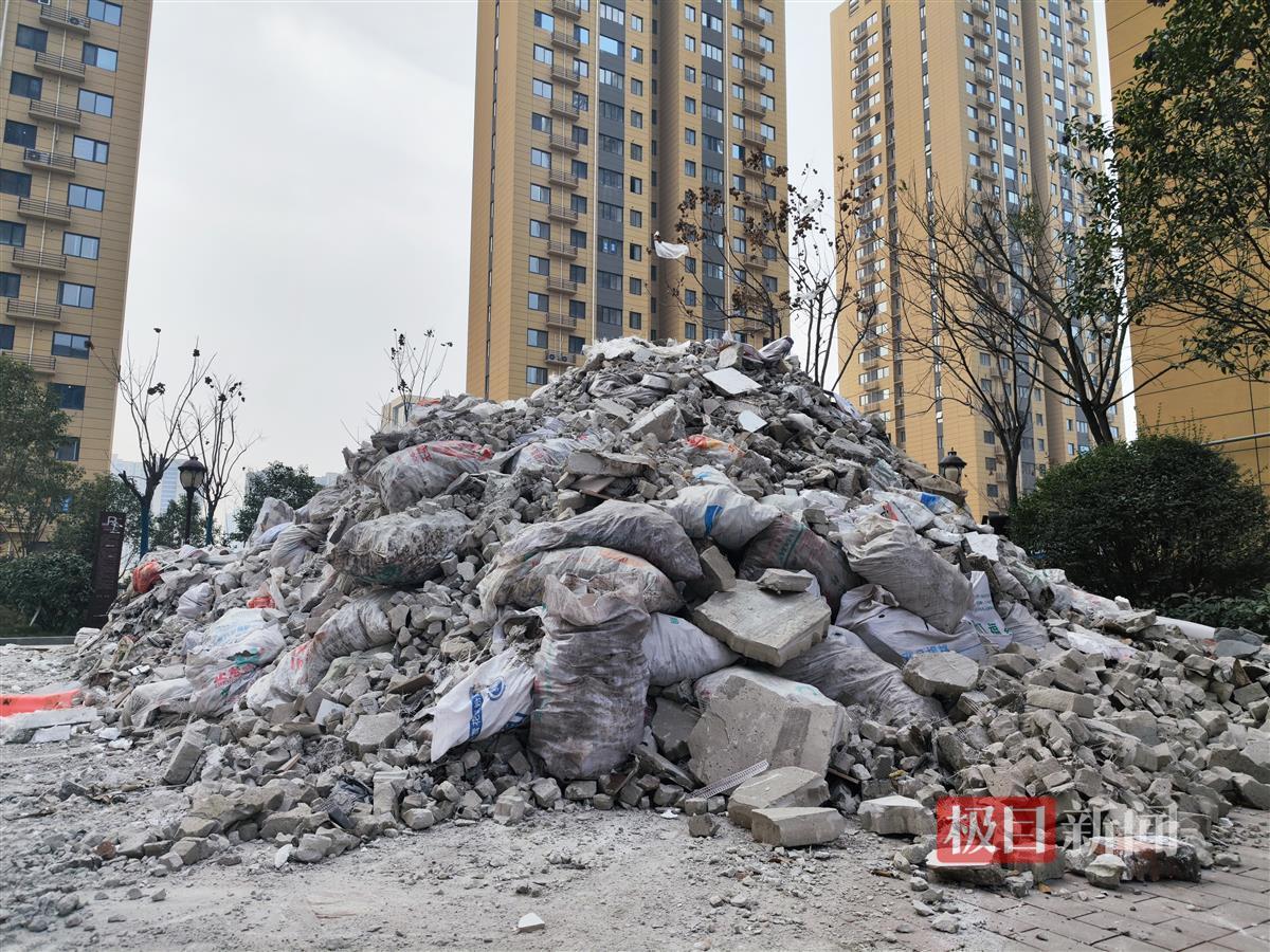 新小区建筑垃圾堆积成山进出要走堑壕多方正协商解决办法