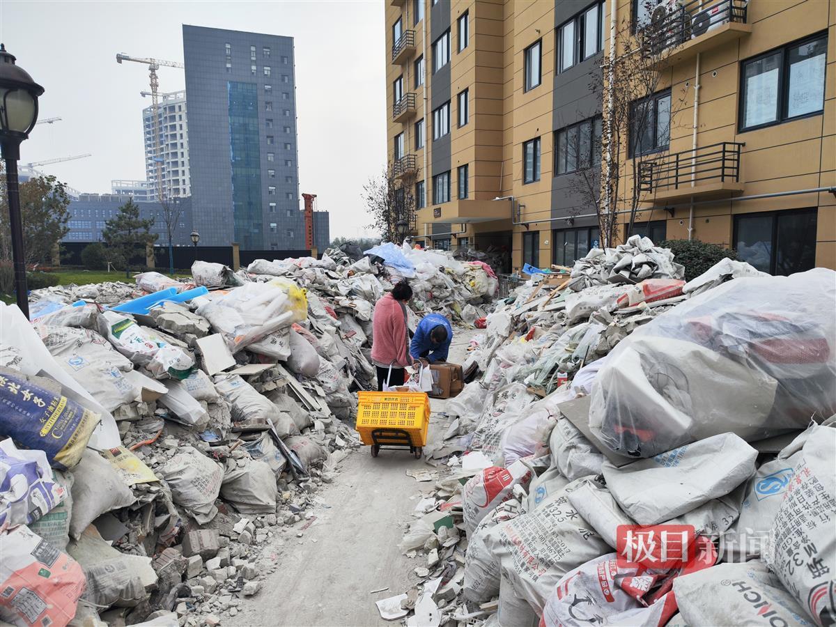 新小区建筑垃圾堆积成山进出要走堑壕多方正协商解决办法