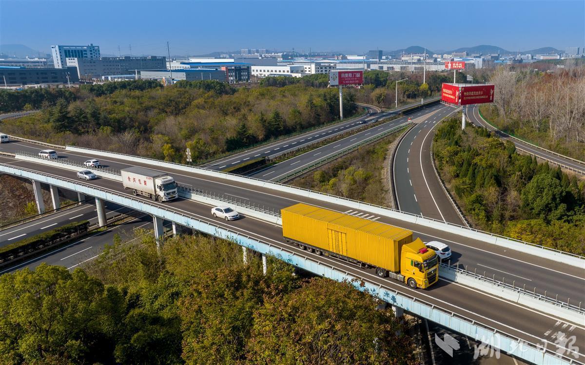 我省高速公路客货运输稳步回升