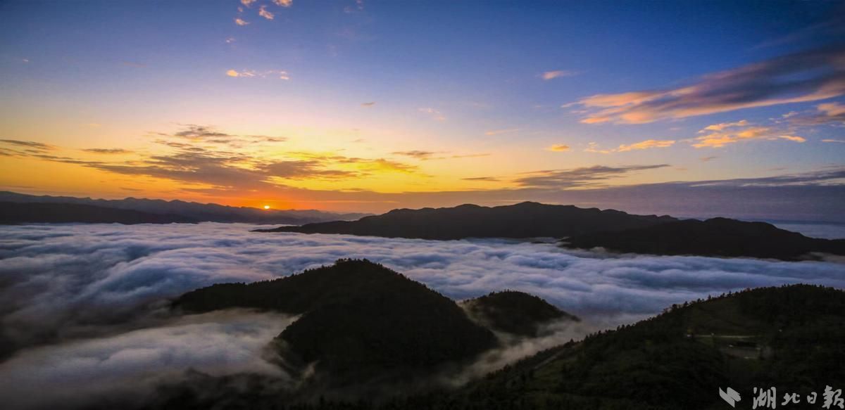 鹤峰朝霞伴云海大山日出美若仙境