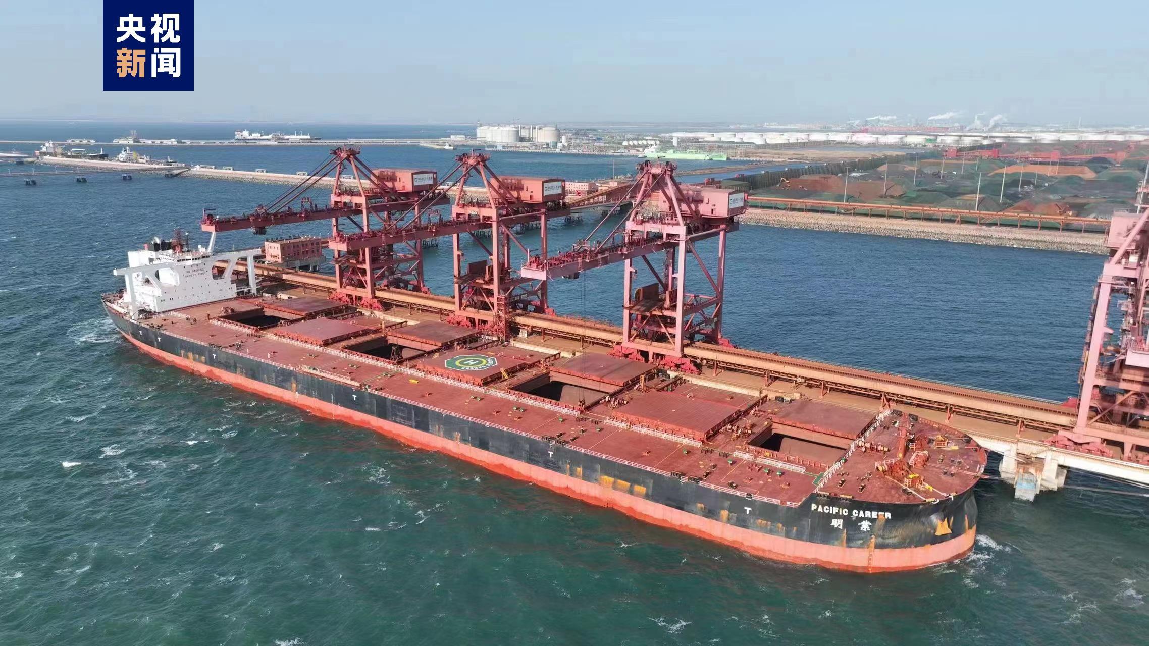 持续领跑全国沿海港口青岛港完成第300条40万吨级大矿船装卸