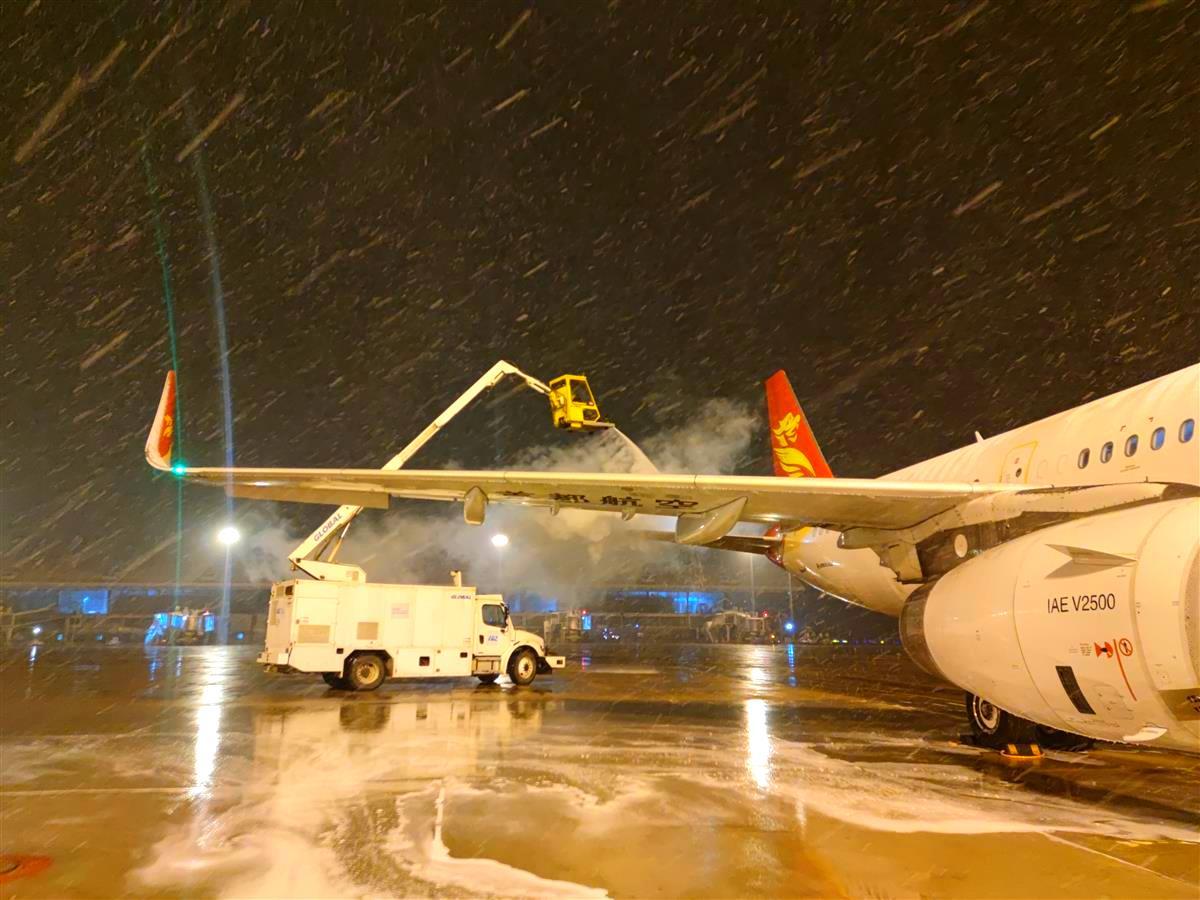 全力应对冰雪天  武汉天河机场运行平稳有序