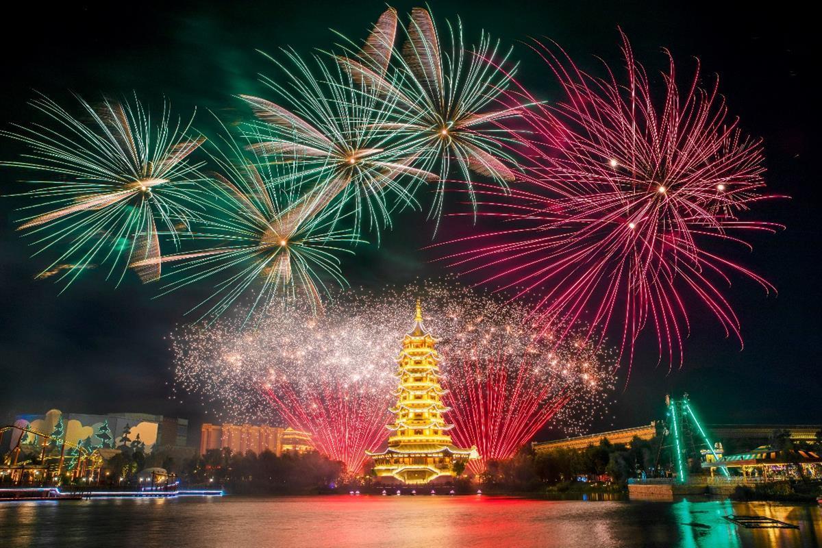 烟花秀荆州方特1月14日至15日,1月22日至2月5日的营业时间调整为9时至